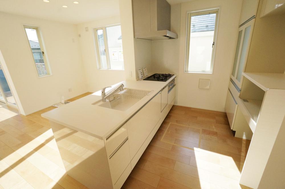 Kitchen. Kitchen counter type is for us to enrich the family of the time. Of course dishwasher ・ With back set. It stuck to the ease-of-use.