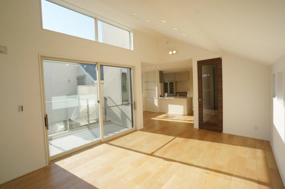 Living. You can feel a very bright and spacious space with large windows and gradient ceiling. We are living with a calm in the colors of a cohesive.