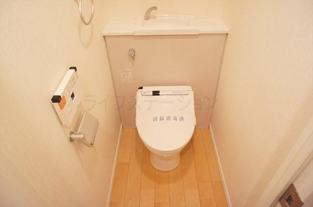 Toilet. Local (December 13, 2013) Shooting