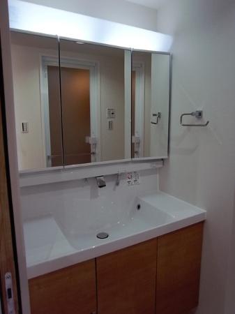 Wash basin, toilet. Wash basin
