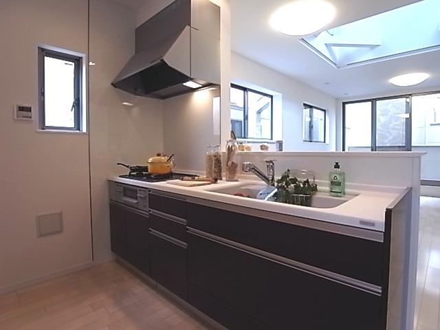 Same specifications photo (kitchen). Kitchen construction cases