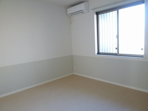 Living and room. In bedroom reluctance window, It does not struggle to the arrangement of the furniture.