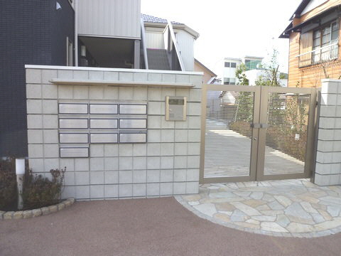 Entrance. The entrance is a crime prevention surface also safe in the auto-lock.
