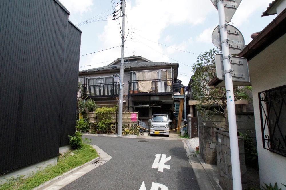 Local photos, including front road. Also nearby shopping facilities, etc., There's location glad to wife.