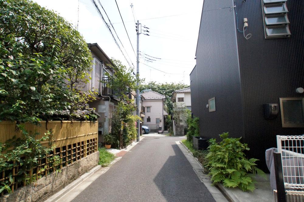 Local photos, including front road. There is little clean road of traffic.