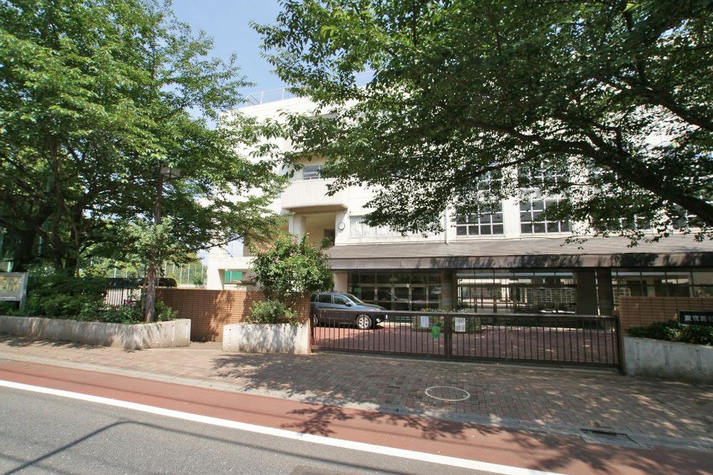 Junior high school. 879m to Suginami Miyamae junior high school