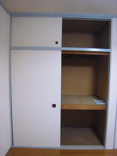 Living and room. There housed with upper closet of 1 minute between the