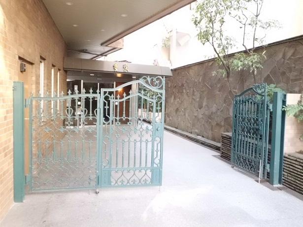 Entrance. Common areas