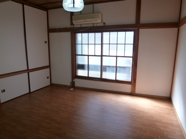 Living and room. Western-style about 8 pledge