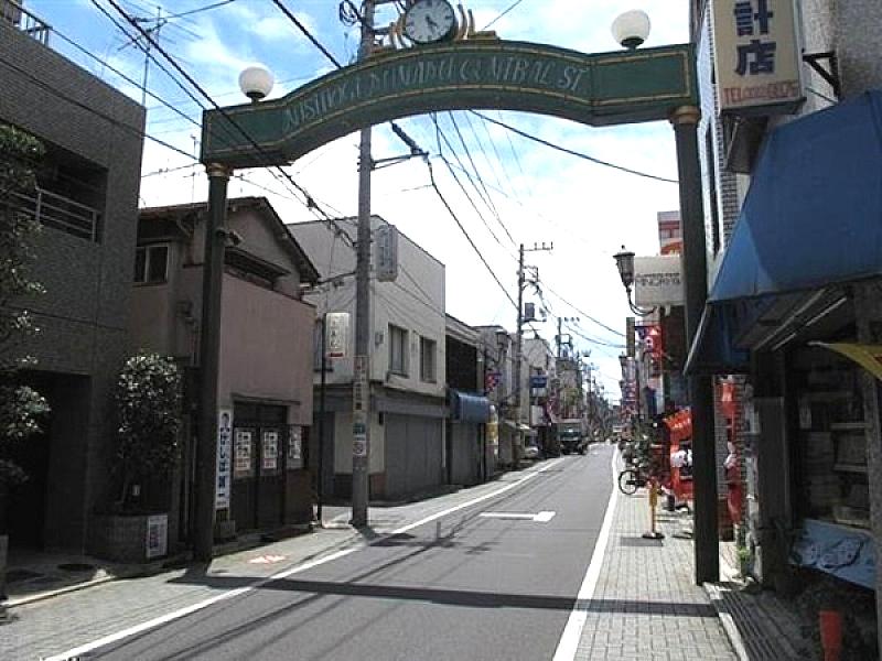Streets around. Nishiogiminami Chuodori 800m to