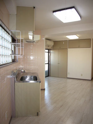 Living and room. 10.5 Pledge! It was newly renovated in flooring tone cushion floor