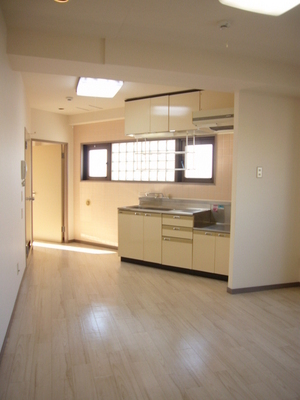 Living and room. 10.5 Pledge! It was newly renovated in flooring tone cushion floor