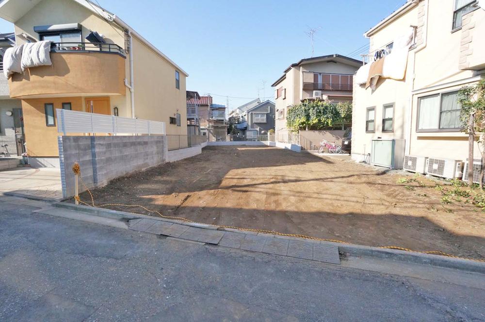 Local land photo. This subdivision sales areas of Suginami Izumi 2-chome. Limited two-compartment. Since it is located on a hill, Your peace of mind that there is no worry about the flood to come out to the well talk that it is this area. Inokashira is "Eifukucho" station walk 11 minutes of good location.