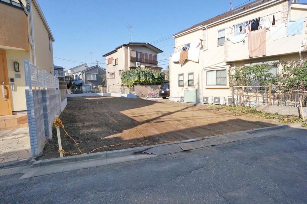 Local photos, including front road. Front road also offers peace of mind On the other hand because it is a way of the car traffic.