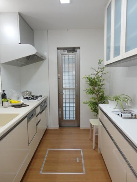 Kitchen. Installing a built-in dishwasher. Enhance further functions, such as a strong three-necked glass top stove of firepower that can be a good wide sink and authentic cooking easy-to-use. Kitchen (2 Building H25.3_Tsukisatsuei)