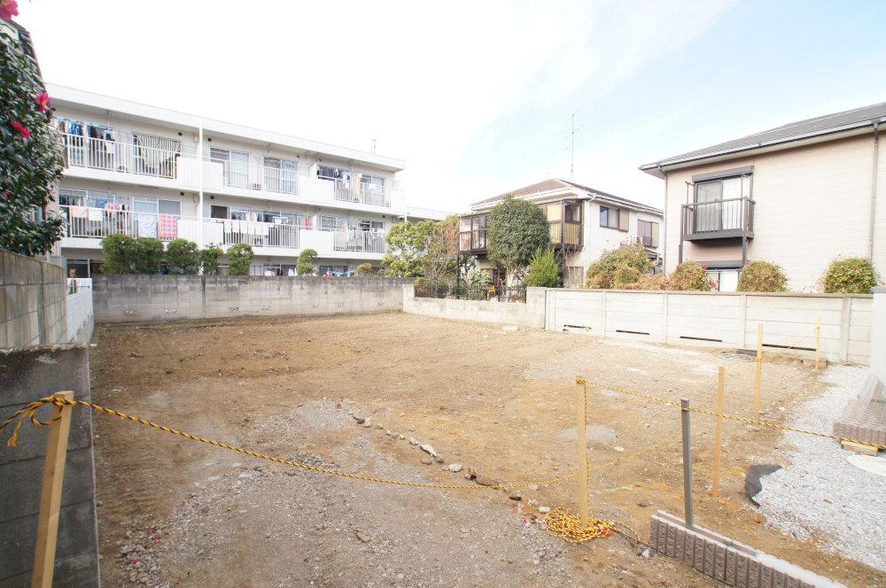 Local land photo. Suginami Kamiigusa 2-chome, 61 square meters of sales area. Seibu Shinjuku Line, Kami-Igusa Station, Iogi Station (2 stations), Center line, Ogikubo Station Available. A quiet residential area. school, Good living environment there supermarkets to close. Because of the width 3m of passage part, 3 cars parking possible.
