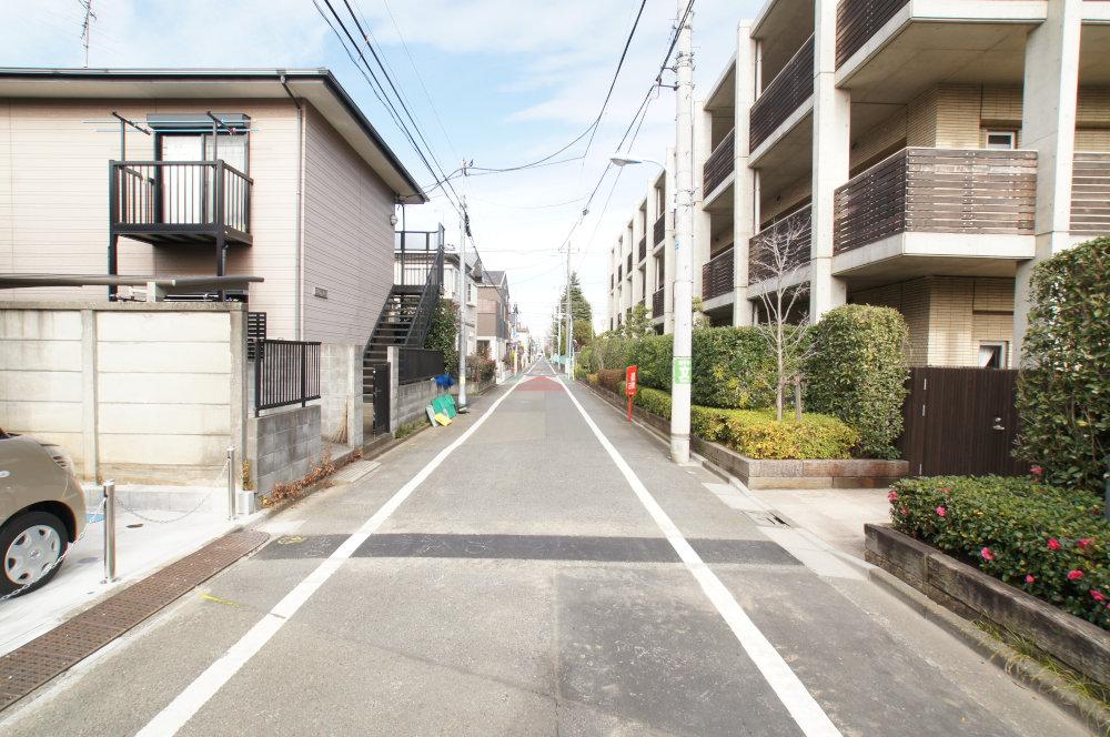 Local photos, including front road. 3m contact road to 5.4m east road. Enable residential portion is 45 square meters. Parking 3 units can be.