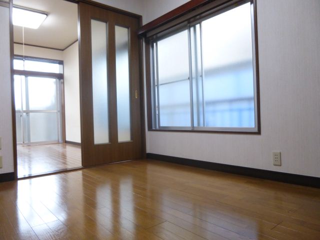 Living and room. Uncluttered floor rooms with large windows ☆