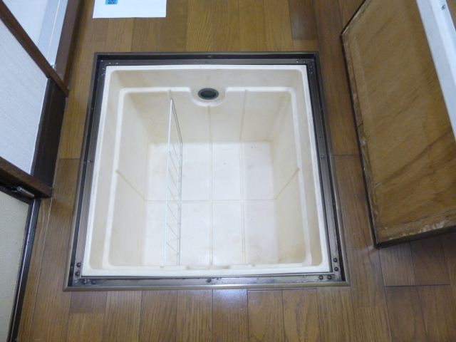 Receipt. The kitchen has under-floor storage!