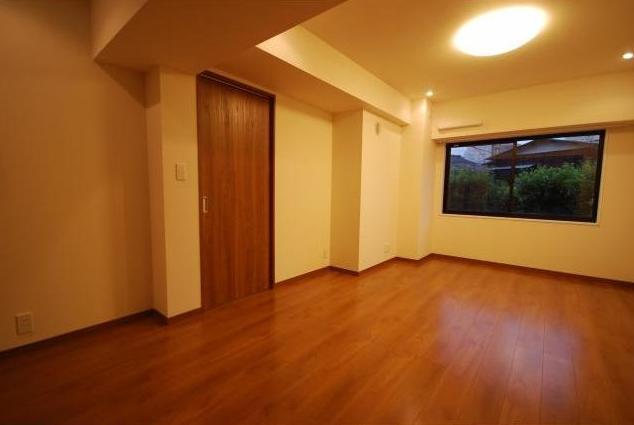 Living. All room there is a closet