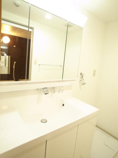 Wash basin, toilet. Indoor (12 May 2013) Shooting
