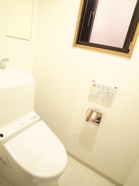 Toilet. Indoor (12 May 2013) Shooting