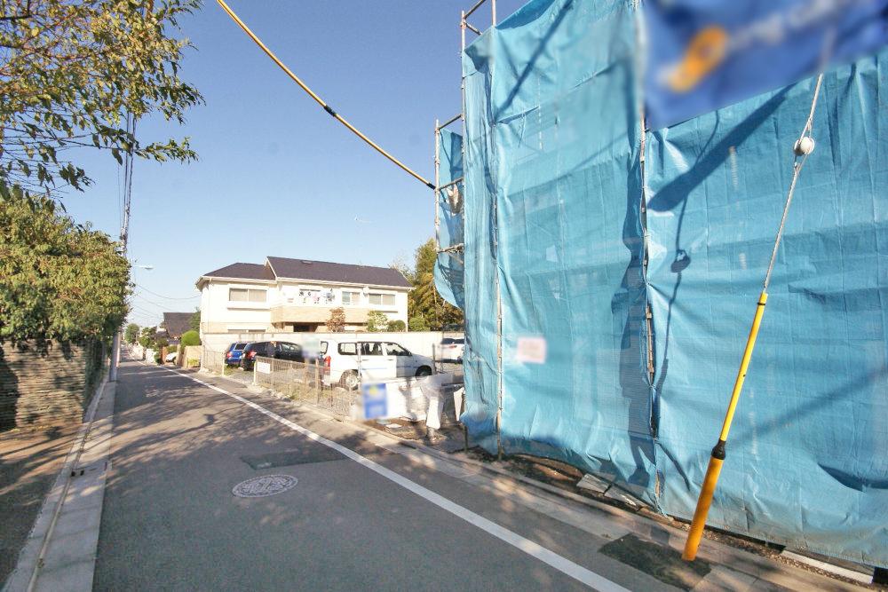 Local photos, including front road. It is one way to south direction at the front road width 4.0m.