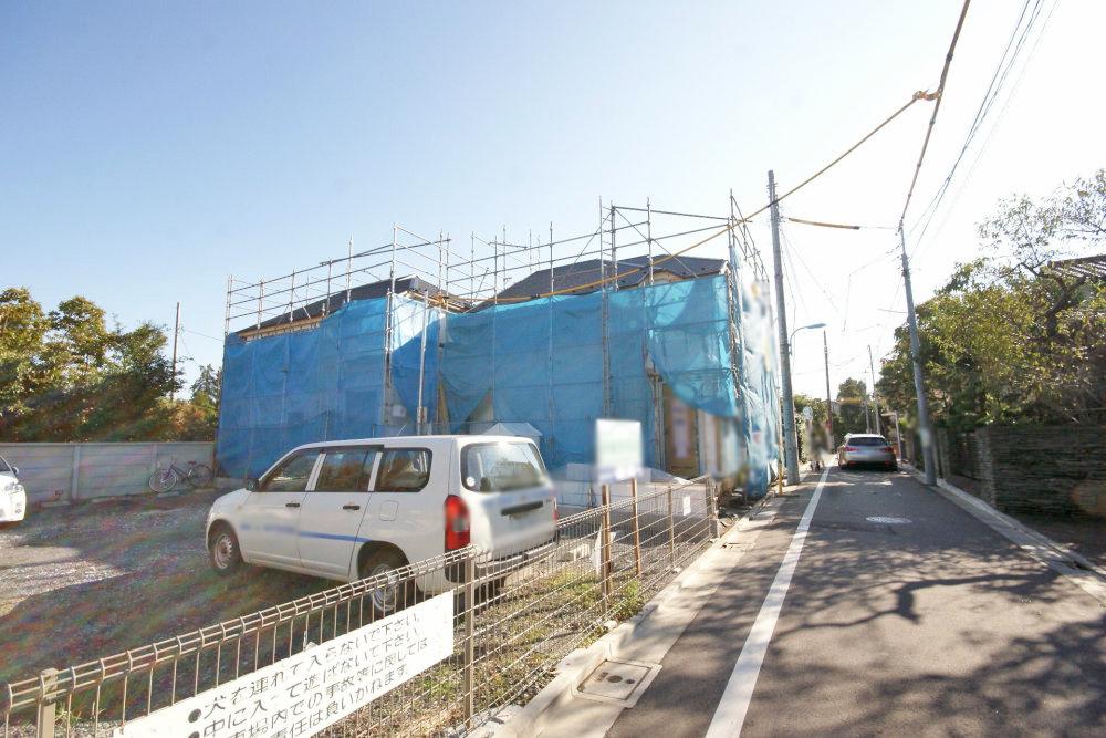 Local photos, including front road. A quiet residential area. Good per sun.