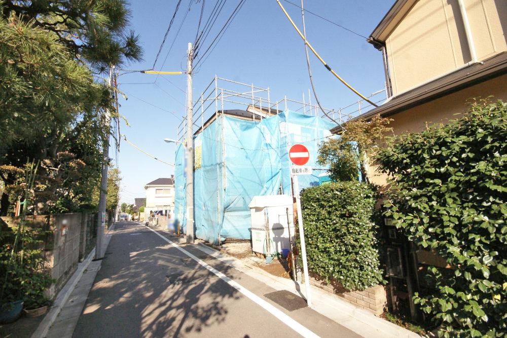 Local photos, including front road. Small front road the car street.