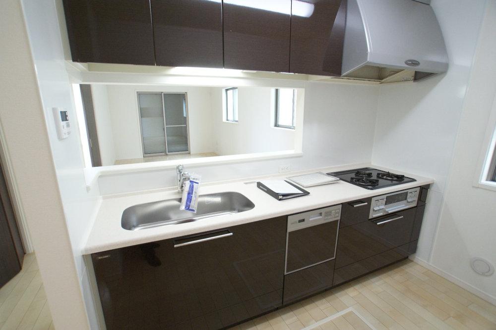 Same specifications photo (kitchen). It is an artificial marble top system Kitchen. (Enforcement example)