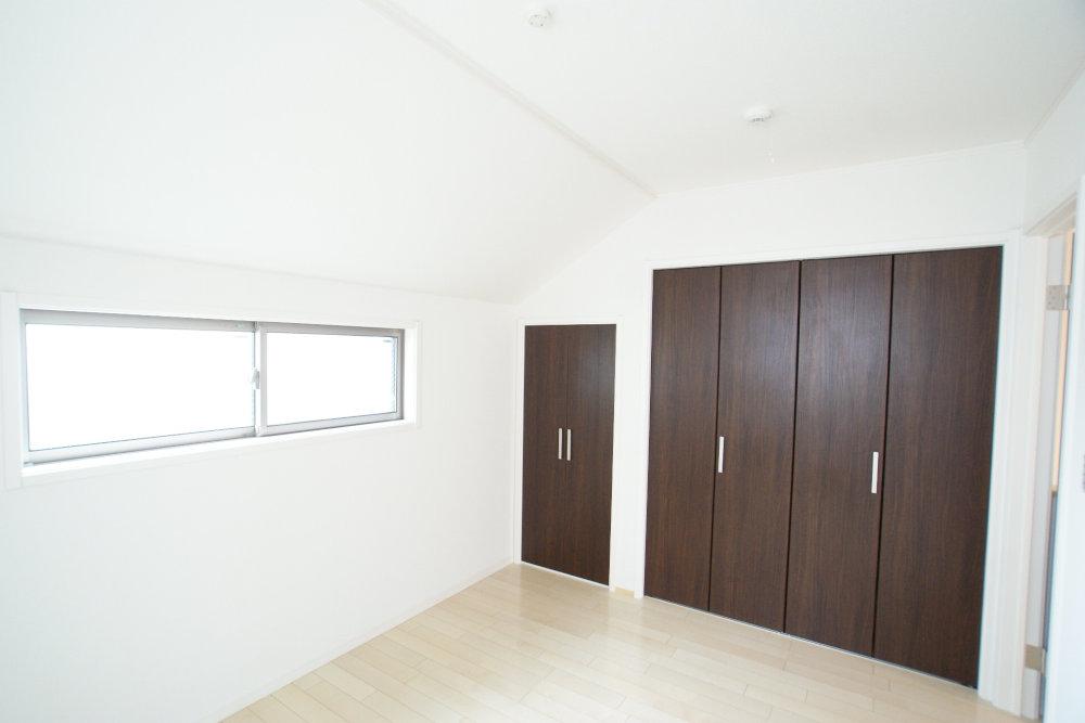 Same specifications photos (Other introspection). All rooms have double-glazing, All sash is with a screen door. (Example of construction)