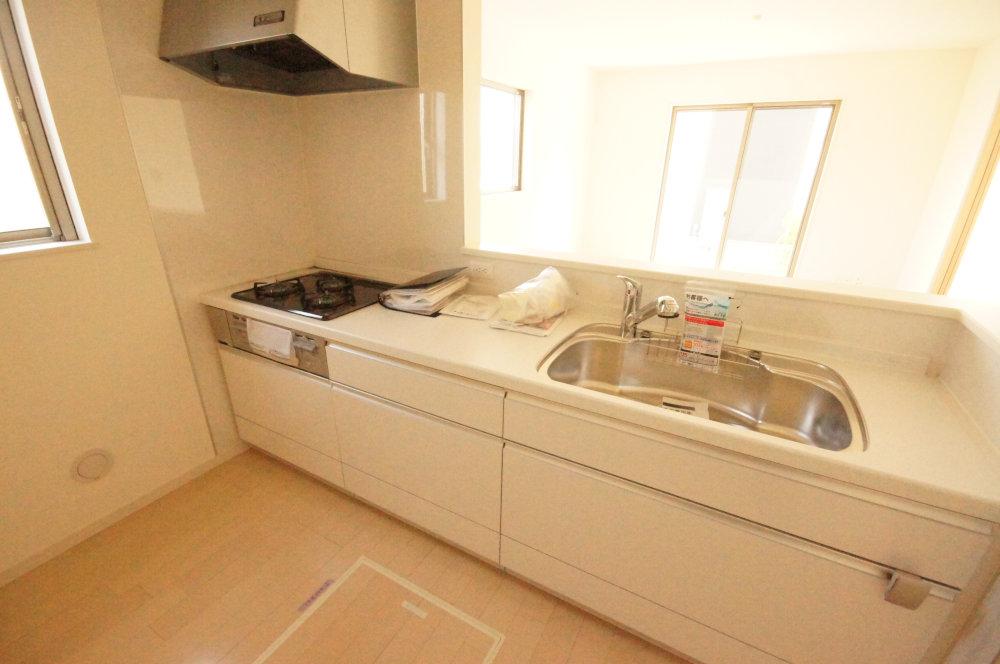 Same specifications photo (kitchen). While the housework in the face-to-face kitchen, I am glad to watch your state of child. (Example of construction)