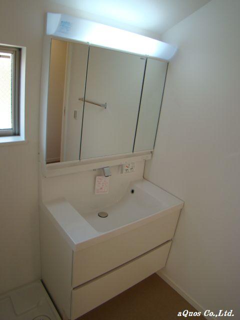 Wash basin, toilet. Indoor (12 May 2013) Shooting