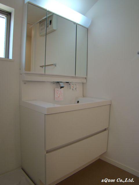 Wash basin, toilet. Indoor (12 May 2013) Shooting