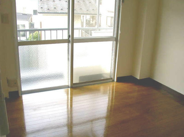 Living and room. Good south-facing window of per yang