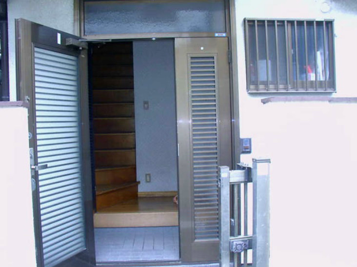 Entrance. We will consider it up as it is on the second floor from the front door