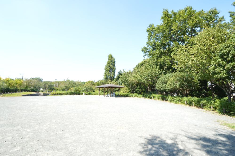 park. 1000m to Roka park