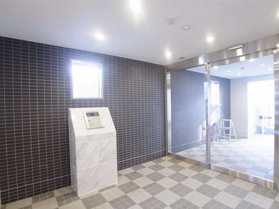 Entrance. Entrance auto lock equipped