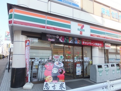 Convenience store. 250m to Seven-Eleven (convenience store)