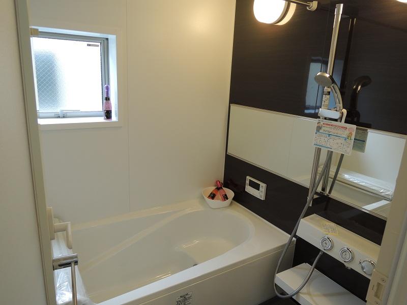 Bathroom. Room B (7 May 2013) Shooting