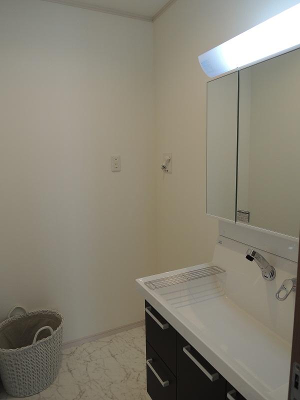 Wash basin, toilet. Room B (7 May 2013) Shooting