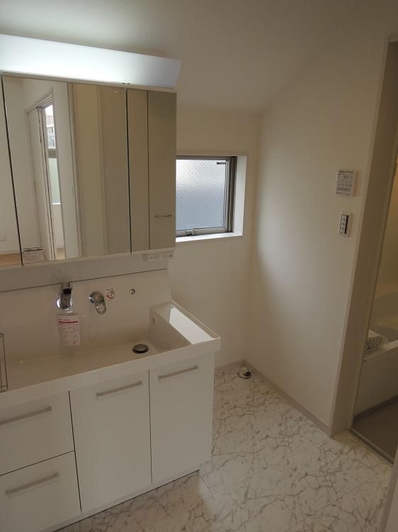 Wash basin, toilet. Indoor C (7 May 2013) Shooting