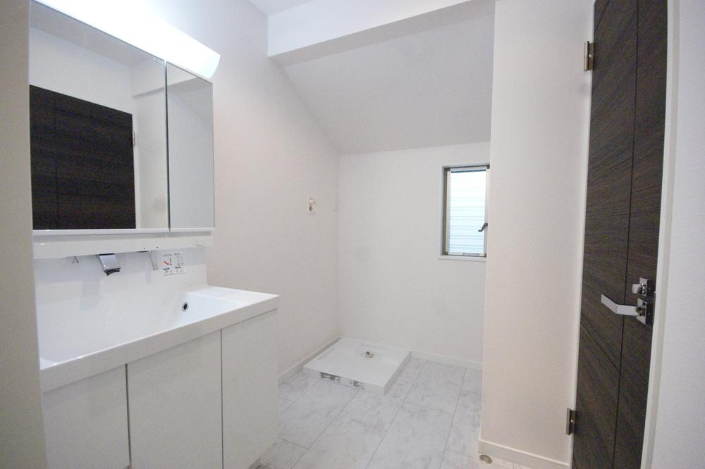 Wash basin, toilet. A Building room (November 2013) Shooting