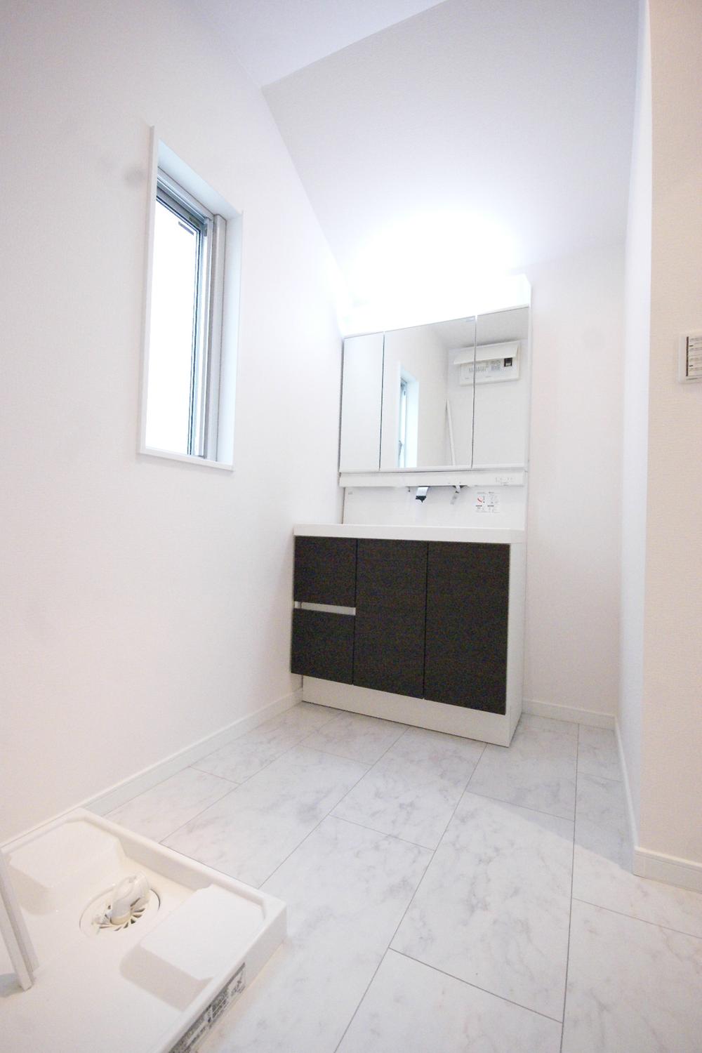 Wash basin, toilet. B Building room (November 2013) Shooting