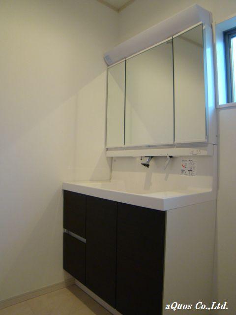 Wash basin, toilet. Indoor (12 May 2013) Shooting