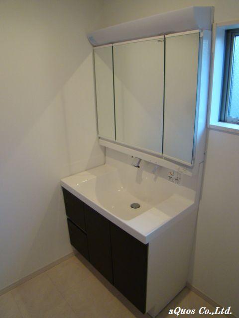 Wash basin, toilet. Indoor (12 May 2013) Shooting