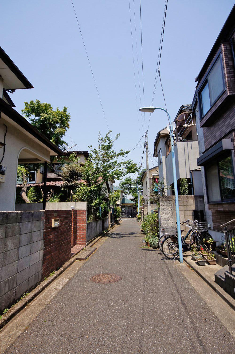 Local photos, including front road. Traffic volume is also less pedestrian traffic is also less calm road