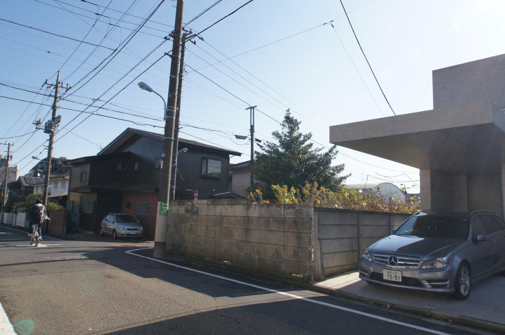 Local photos, including front road. It is a local photo that includes the north front road
