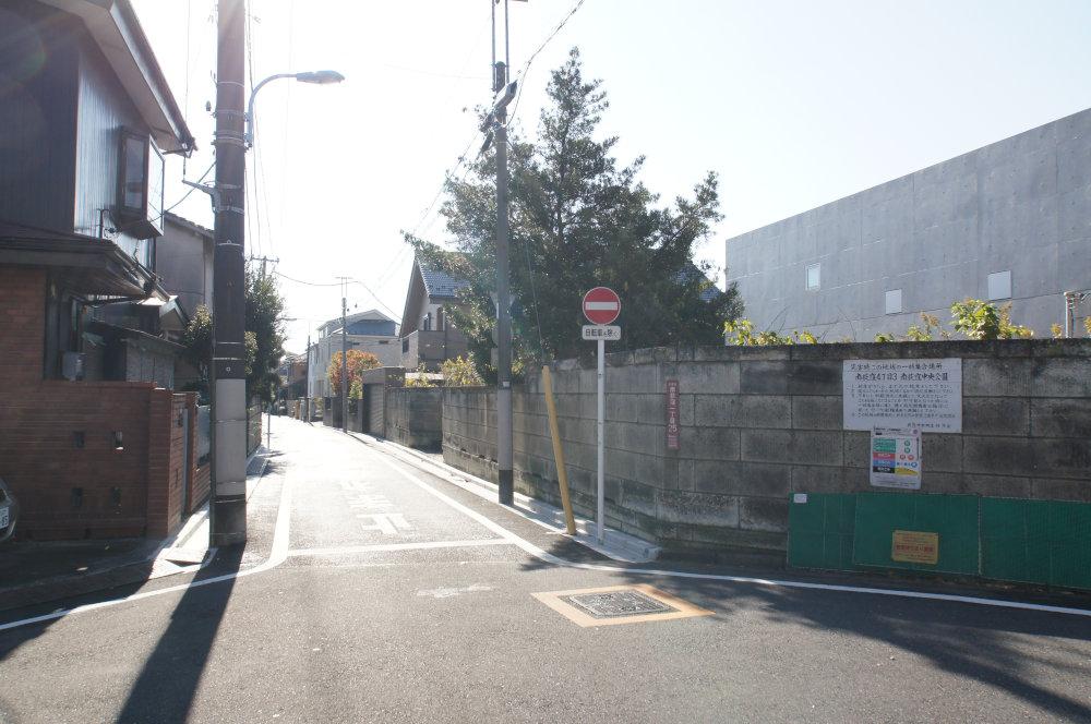 Local photos, including front road. From the northeast corner side has taken the east side of the road. 