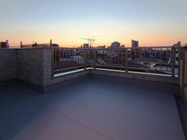 Local (November 23, 2013) shooting rooftop roof balcony: metal waterproofing technology. Local (November 23, 2013) Shooting